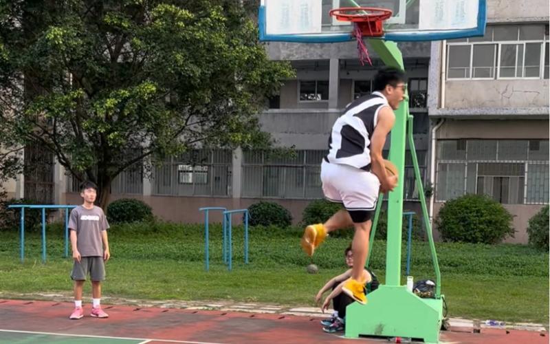 在效力于西
